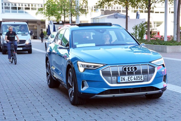 フランクフルトショーで“プレスタクシー”として使われていた「アウディe-tron」。こうした例を除くと、今回のドイツ取材でEVはほとんど見なかった。