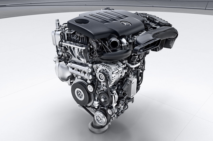「OM654q」と呼ばれる2リッター直4ディーゼルターボエンジンは、最高出力150ps、最大トルク320Nmという実力。ピエゾインジェクターを使用するコモンレールダイレクトインジェクションシステムや可変タービンジオメトリーを持つターボチャージャーを採用しており、低回転域から高回転域まで全域でトルクフルな加速を可能にするという。