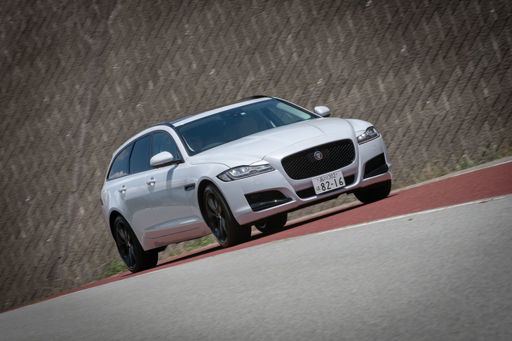 「スポーツブレイク」には、積荷の重さによって車体が傾いても、水平をキープするよう自動的に調整する「セルフレベリング機能付きリアエアサスペンション」が標準装備される。