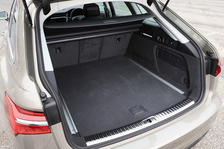 ラゲッジスペースの容量はVDA計測値で565リッター。リアシートの可倒機構は4：2：4の3分割式となっている。