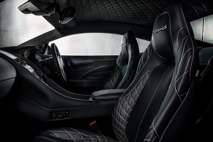 ヘッドレストには「Vanquish S」のロゴがステッチされる。