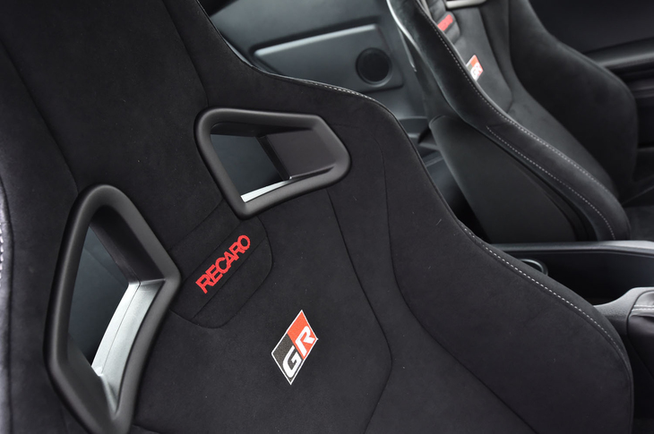 シートの中央には「GR」ロゴの刺しゅうが施されている。