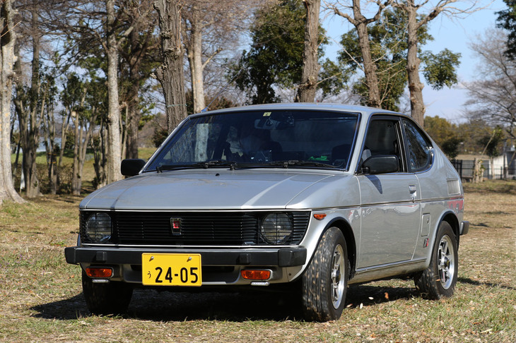 軽規格が360ccから550ccに改定されたことを受けて1977年に登場した初代「スズキ・セルボ」。360cc時代の「フロンテクーペ」のボディーを拡大し、539cc 3気筒水冷2ストロークエンジンを積む。