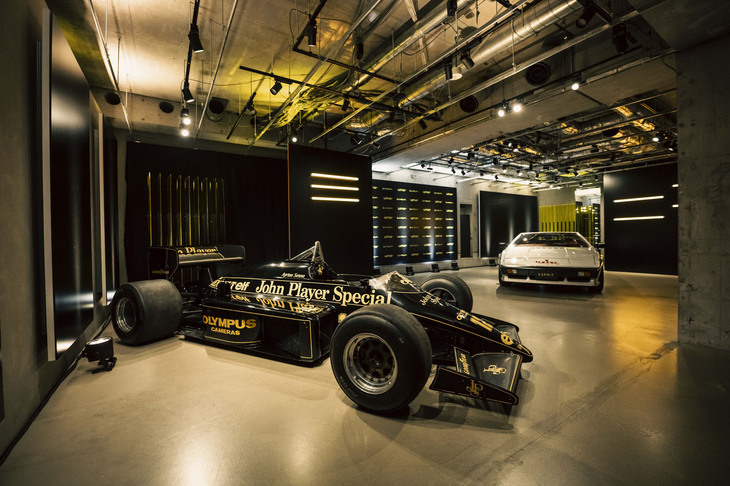 「ロータス97T」（写真左手前）と「エスプリ」（同右奥）。（写真：ロータスカーズ）