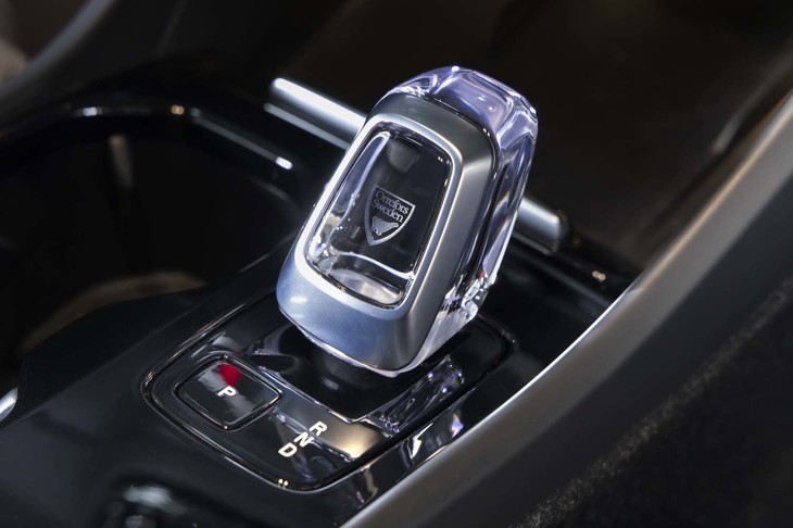 「XC40リチャージ アルティメット ツインモーター」のシフトセレクターはオレフォス製のクリスタルガラスだ。