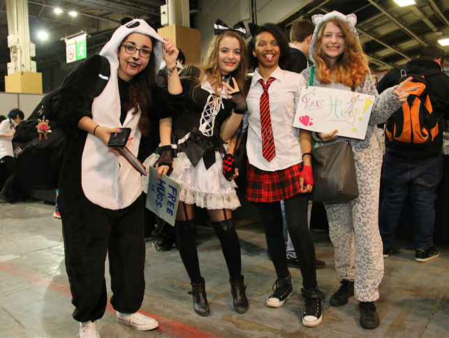 会場でおなじみとなった「Free Hugs」のプレートを掲げる来場者たち。ゴスロリあり、スクールユニホームあり、着ぐるみあり。