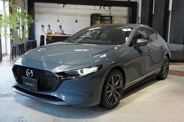 「マツダ3ファストバック」。展示車のボディーカラーはファストバック専用色の「ポリメタルグレーメタリック」。