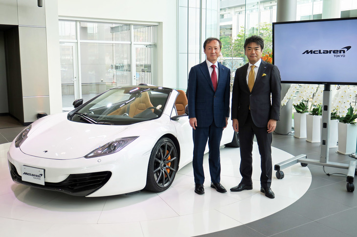 マクラーレン東京の川本錦一CEO（左）と、マクラーレン オートモーティブ アジア日本支社代表の正本嘉宏氏（右）。