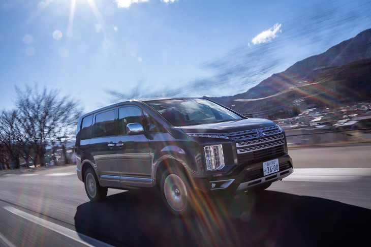 街乗りでの乗り心地のよさが、そのまま高速走行時も続いた。ロールやピッチングが抑制された最新の「デリカD：5」と「オープンカントリーR/T」のマッチングも良好だった。