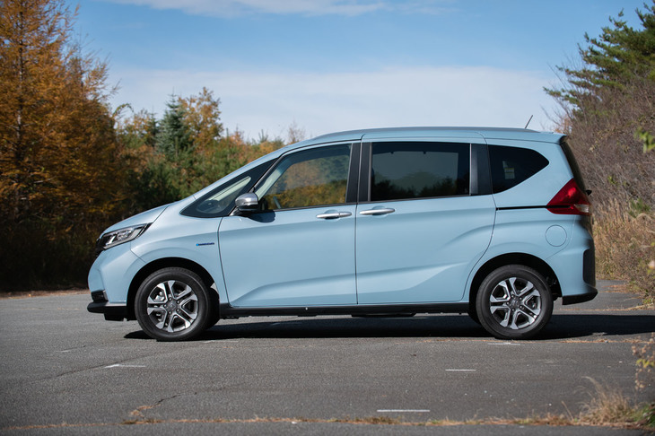 グレードやパワートレインにかかわらず、「フリード／フリード＋」の4WD車の最低地上高は150mm、車高は1735mmとなっている。FF車と比べると、前者は15mm、後者は25mm高い。