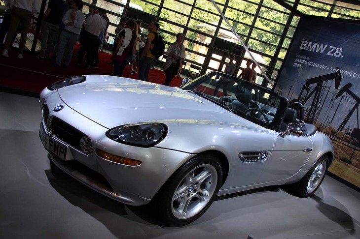 1999年『007 ワールド・イズ・ノット・イナフ』の「BMW Z8」。BMW提供による最後のボンドカーとなった。