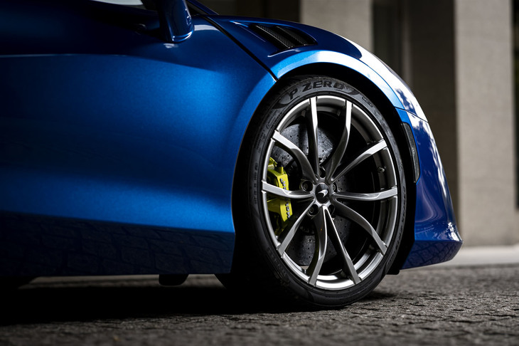 マイクロチップを内蔵する「アルトゥーラ」のために専用開発されたピレリのサイバータイヤ「Pゼロ」を装着。空気圧や溝の減り具合などの情報を常にモニタリングできるようになっている。サイズは前：235/35ZR19、後ろ：295/35ZR20。