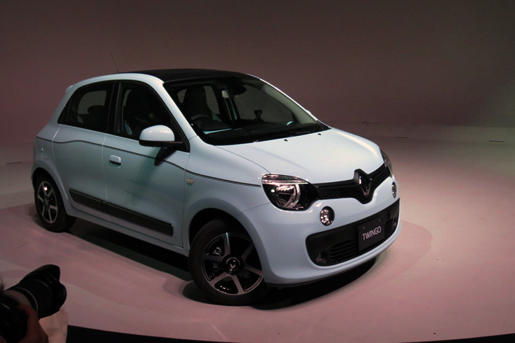 続いて本日の主役「ルノー・トゥインゴ」が袖から登場。「ブルー ドラジェ」と呼ばれる淡い水色のトゥインゴが、ステージ内でくるりと回ってみせる。