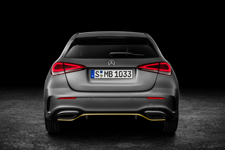 ほった：「リアのデザインは、他のどんなメルセデスとも違いますね」
	明照寺：「これはハッチバックだからというのもありますが、セダンもそうなんですよ」
	永福：「フロントマスクは統一かもしれないけれど、リアのデザインはクルマに応じて使い分けるのかもしれないね」