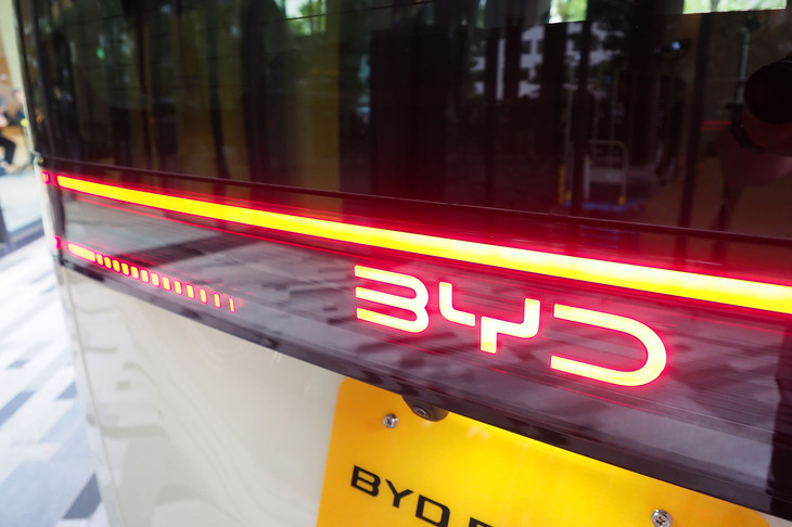 発光式となるリアの「BYD」エンブレム。