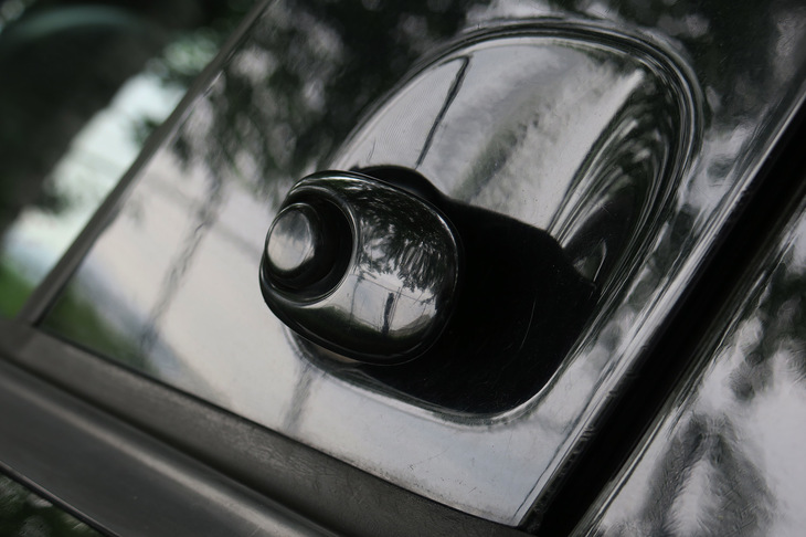 電気式のドアオープナー。「セキュリティーランプがついていない（キーがロックされていない）のにドアが開かない」という症状を思うと、ドアオープナーが壊れた可能性も考えられたが、リモコンキーと左右のドアオープナーが同時に壊れるというのは、確率的にちょっと考えづらかった。