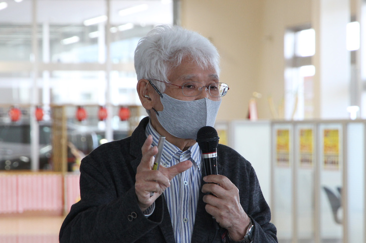 トーク中の澁谷さん。質疑応答が始まるまでの1時間、立ちっぱなしで熱心に話された。