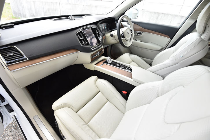 運転席と助手席には、シートヒーターやベンチレーション機能のほか、ランバーサポート、マッサージ機能などが備わる。