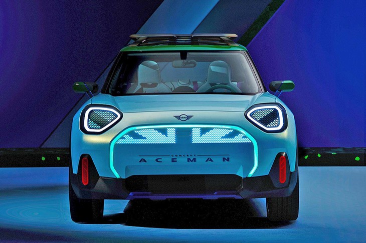 新型車「MINIエースマン」は、止まっていてもほほ笑み、ウインクとユニオンジャックで出迎えてくれる。