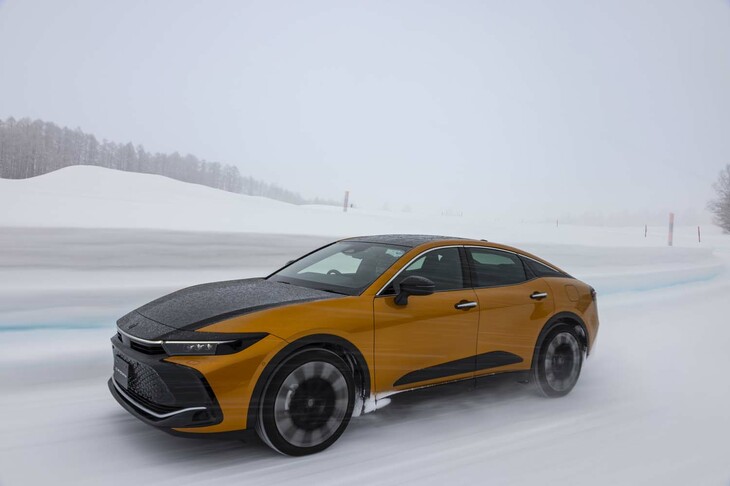 ドライブモードの切り替えによって後輪を滑らせながらのコーナリングもできる。