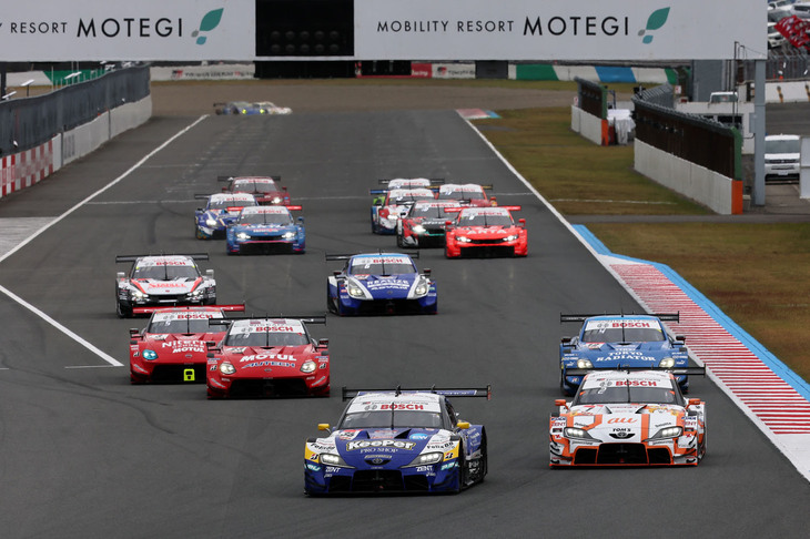 GT500クラスのスタートシーン。