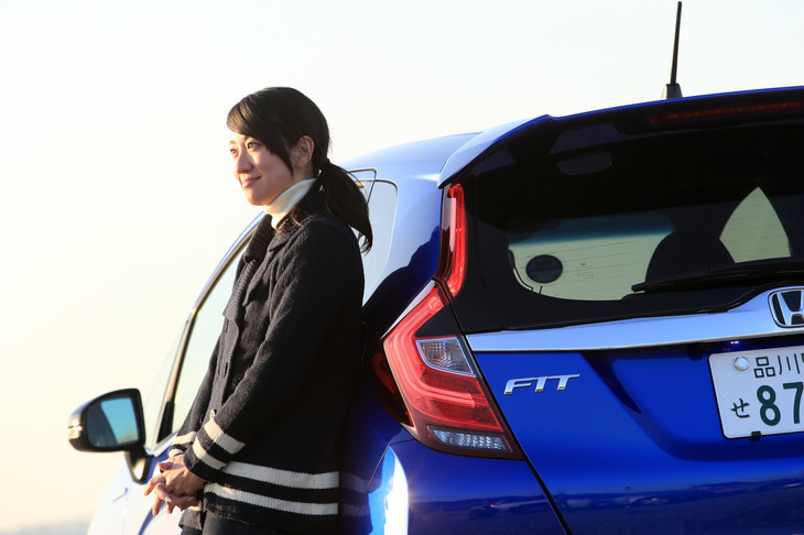 藤島知子（ふじしま ともこ）
自動車専門誌はもちろん、テレビやウェブメディアなどでも活躍するモータージャーナリスト。モータースポーツへの挑戦をきっかけに執筆活動を開始し、今日では確かなドライビングスキルと女性ならではの視点を通し、クルマとともに過ごすライフスタイルの素晴らしさをリポートしている。