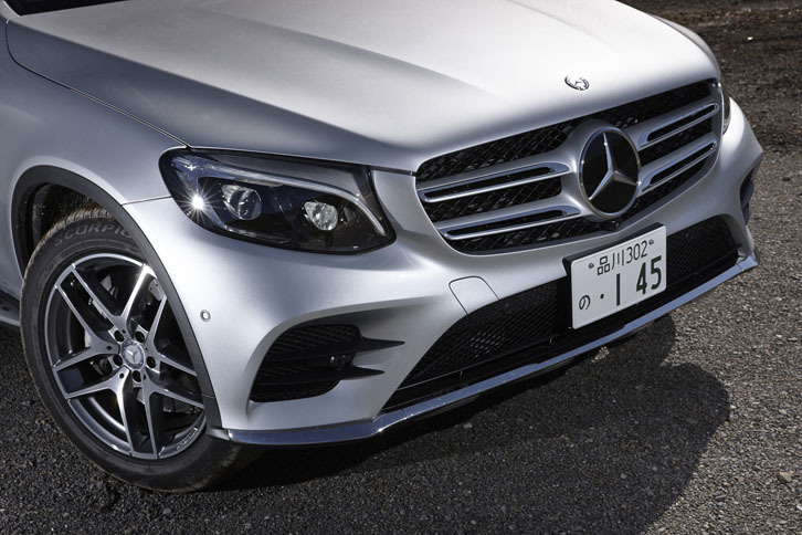「GLC250 4MATICスポーツ」は、「AMGスタイリングパッケージ」を標準装備。フロントまわりは、専用デザインのスポイラーなどでドレスアップされている。空気抵抗の低減と熱効率を両立させるグリルシャッターも備わる。