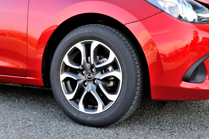 試乗車にはセットオプションの「ユーティリティパッケージ」が装着されており、タイヤサイズが185/60R16に変更されている。標準のタイヤサイズは185/65R15。なお、標準でもホイールはアルミとなる（ただしデザインは異なる）。