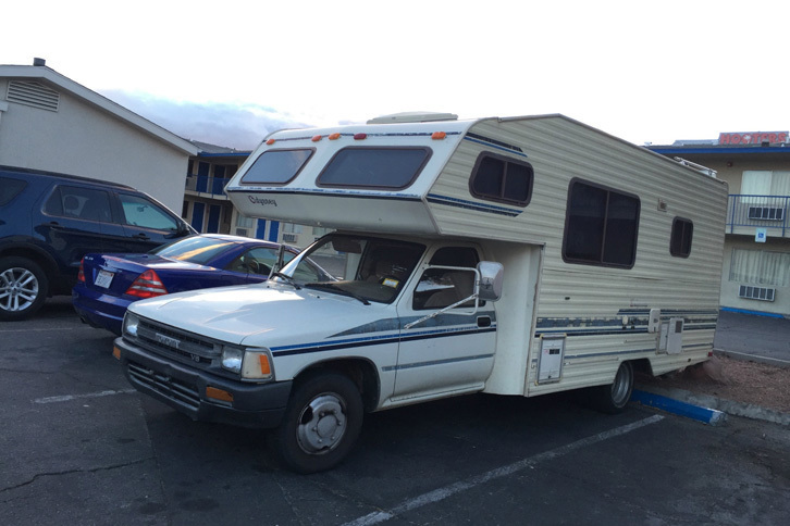 駐車場にたたずんでいた「トヨタ・ハイラックス」をベースにしたキャンパー。長年オーナーと旅を共にしてきたと思われる。