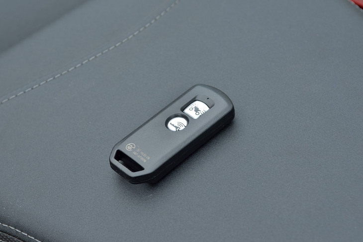 新型「PCX」では、スマートキーシステムが採用されている。キーは携帯してさえいれば衣類のポケットなどから取り出す必要はなく、車体のスイッチを操作するだけで始動できる。