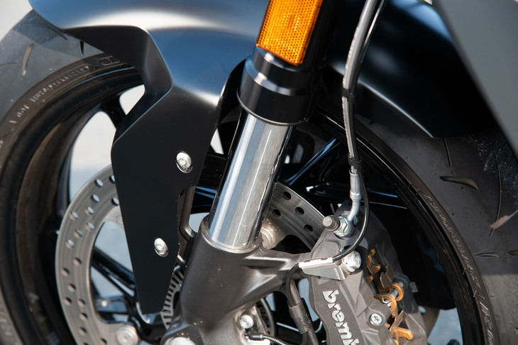 サスペンションは、前がφ43mmの倒立フォーク、後ろがアルミ鋳造製の両持ちスイングアームとセンタースプリングストラットの組み合わせだ。