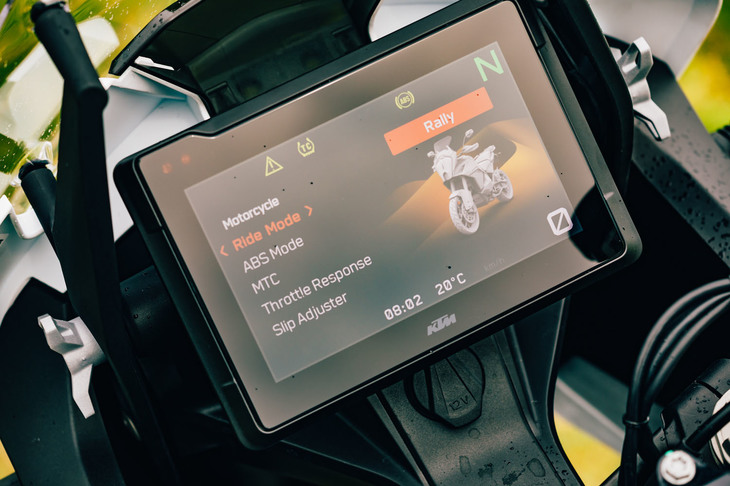 ライディングモードには「レイン／ストリート／スポーツ／オフロード」の4種類に加え、「ラリー」モードも用意。このモードでは後輪のスピン量を9段階で調整したり、スロットルレスポンスをよりアグレッシブに変更したり、ウィリーコントロールを解除したりできる。