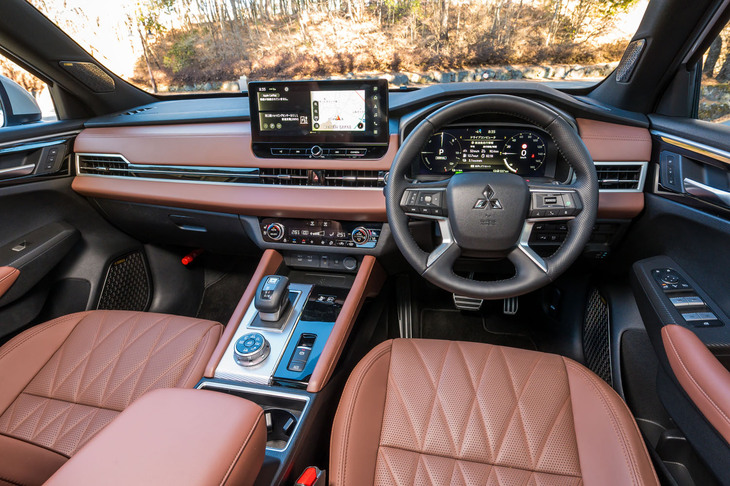 新たに設定されたブリックブラウンのインテリアカラーは「Pエグゼクティブパッケージ」専用。センターディスプレイのサイズは9インチから12.3インチに拡大している。