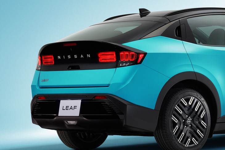 リアまわりでは、かなり大胆に黒の配色を採用。奥行き感のある「LED 3Dホログラフィックリアコンビネーションランプ」の採用もトピックだ。