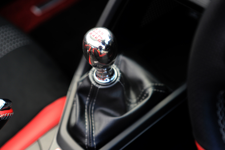 今回はチタン製シフトノブ（写真）が装着される6段MT車に試乗した。ほかにCVT車も用意される。