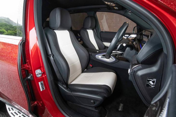 「300d」では合成皮革のシートが標準装備となるが、テスト車にはオプションの「AMGライン」に含まれる、合皮とスエード調皮革のコンビシートが装備されていた。