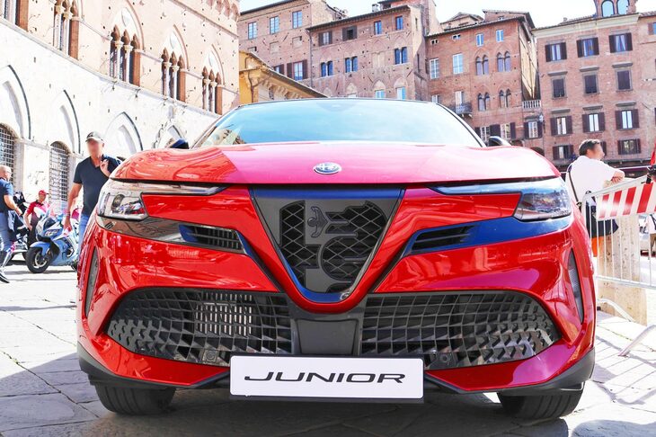 現シエナ市役所である「プッブリコ宮」の前で。マイルドハイブリッド仕様でも「スペチアーレ」だけには、“ビッショーネ”（ミラノ・ヴィスコンティ家の紋章である、人を飲み込むヘビ）を模したグリルが与えられる。