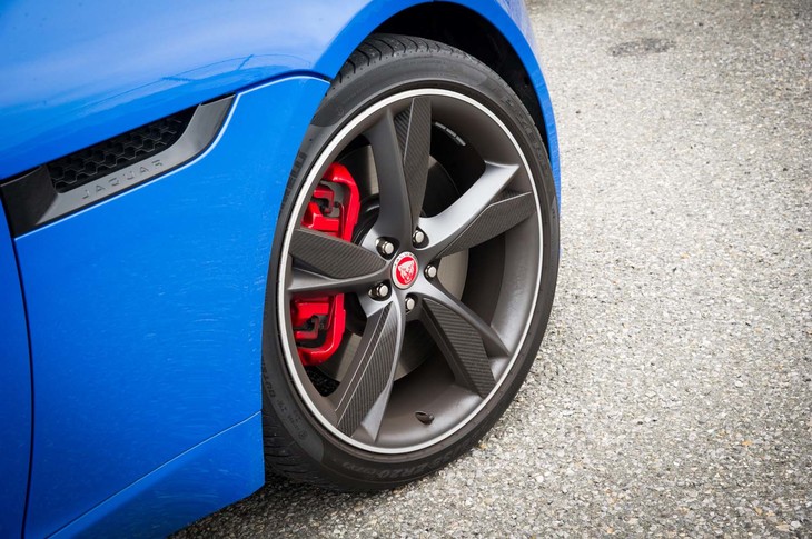 テスト車にはオプションの20インチホイールが装着されていた。赤いキャリパーが目立つ、強化ブレーキシステムもオプション装備。