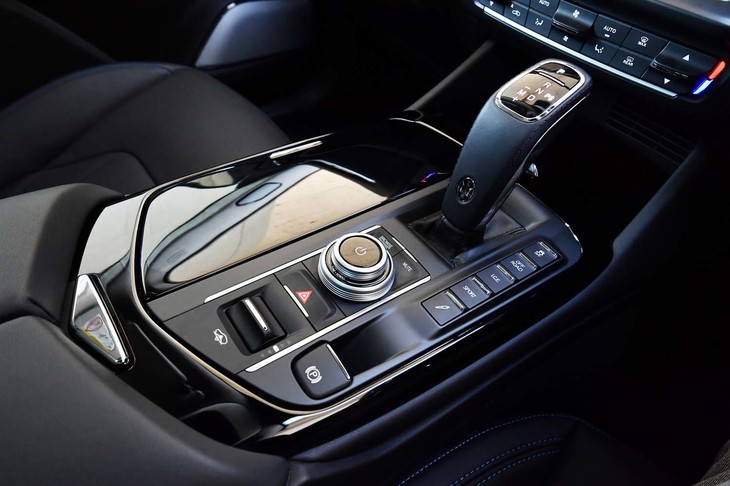 トランスミッションはZF製の8段AT。シフトパドルはセットオプション「プレミアムパッケージ」に含まれる。シフトレバーの周辺には、走行モードのセレクター（スポーツ／オフロード／I.C.E.＜効率重視＞）が並ぶ。