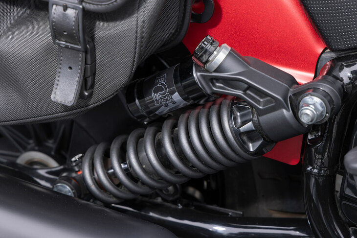 足まわりではフロントにKYB製倒立フォークを、リアにFOX製のピギーバックショック（写真）を採用。トラベル量が増したリアショックは、快適な乗り心地にも寄与している。