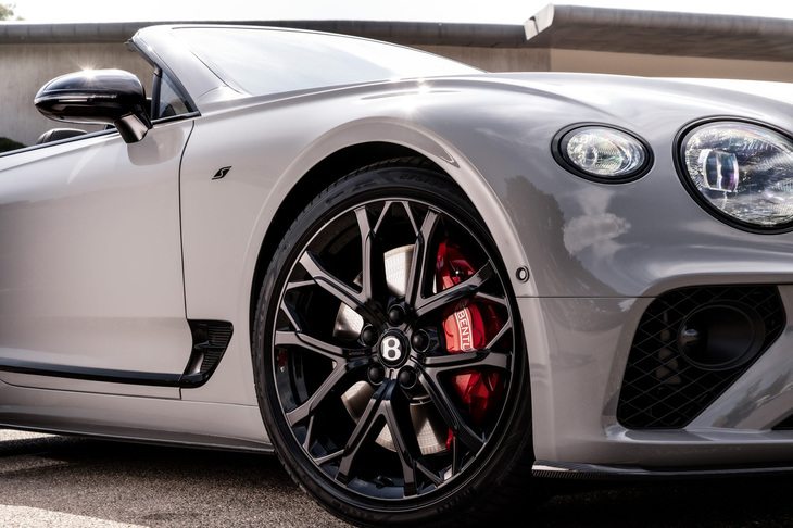 新設計された22インチサイズのY字型5本スポークデザインホイールを標準で装備。21インチサイズのホイールも選択できる。