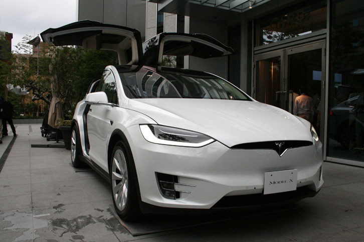東京都内で公開された「テスラ・モデルX」。
