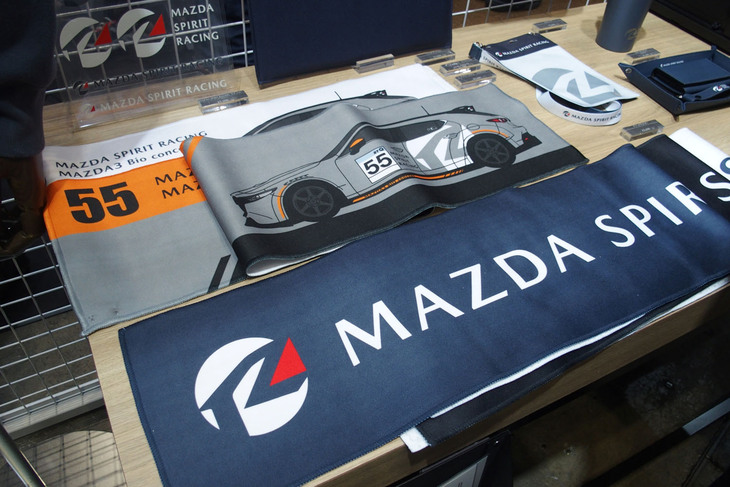 東京オートサロン2025のマツダブースでは「MAZDA SPIRIT RACING」のロゴが入ったアクセサリーやグッズも販売された。