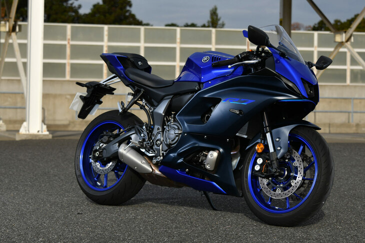 フルカウルのスポーティーな意匠が目を引く「ヤマハYZF-R7」。ヤマハの現行ラインナップでは（日本未導入の「R6」を含め）、5台目のスーパースポーツとなる。