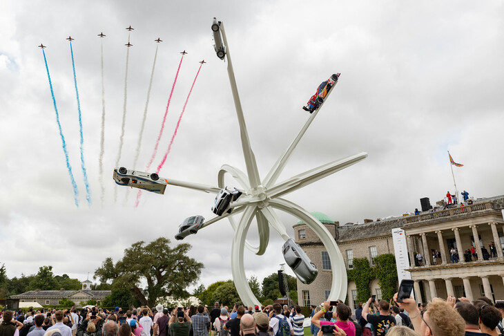 今回のメインテーマが「ポルシェの75周年」ということで、会場には歴代ポルシェの車両によるオブジェが。上空では、英国空軍のアクロバットチーム「レッドアローズ」がスモークをたいての飛行を披露。レッドアローズのデモ飛行は、当イベントではおなじみとなっている。
