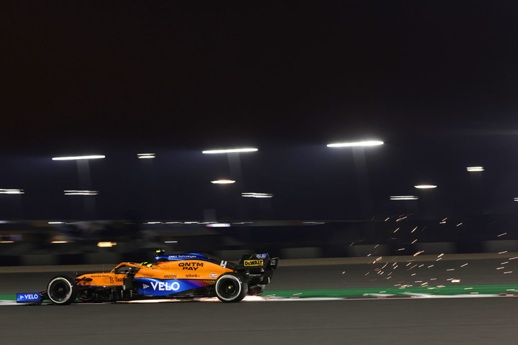 過去2戦でたった2点しか取れず、コンストラクターズランキング3位の座をフェラーリに奪われて、さらに31.5点もの大量リードを許していたマクラーレン。起死回生を狙って迎えたカタールGPでは、ダニエル・リカルドが予選で14位に沈むも、ノリス（写真）が同6位、フェルスタッペンとボッタスの降格ペナルティーで4番グリッドが転がり込んできた。しかし、ノリスはタイヤのパンクに見舞われ9位入賞がやっと。リカルドは12位無得点に終わり、フェラーリとのポイント差は39.5点まで拡大。マクラーレンは通算出走回数900回目を残念な結果で終えた。（Photo=McLaren）
