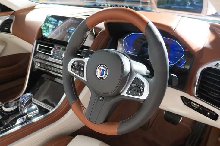 インテリアはBMWアルピナが独自に仕立てたもの。ハイパフォーマンスカーではあるがスポーティーなコーディネートばかりではなく、写真のように明るくクラシックな趣のものも用意されていた。