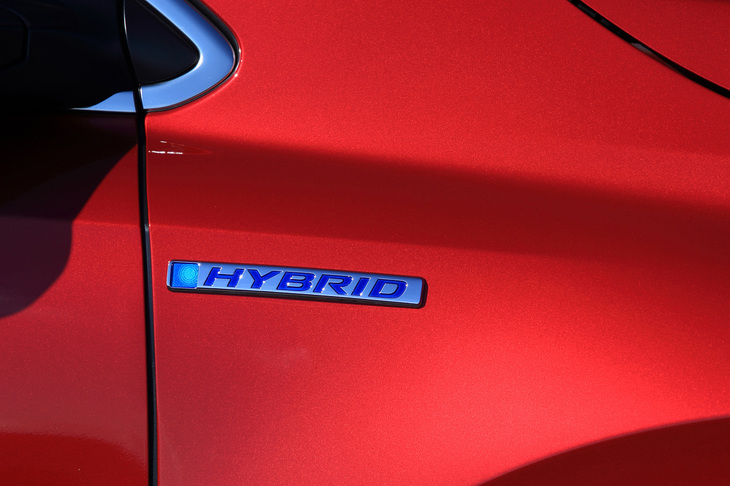 ボディー後部のほか、フロントフェンダー左右に「HYBRID」のエンブレムが装着される。
