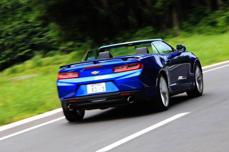 「カマロ コンバーチブル」には「ツーリング」「スポーツ」「雪／凍結」の3つの走行モードからなるドライブモードセレクターが備わっており、状況に応じて最適なステアリング機構やアクセルレスポンス、トラクションコントロールの制御を選ぶことができる。