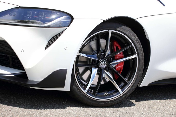 グレードごとの識別点は、ホイールのサイズとデザインだ。写真の「RZ」には、最も大きな19インチの鍛造アルミホイールが装着される。